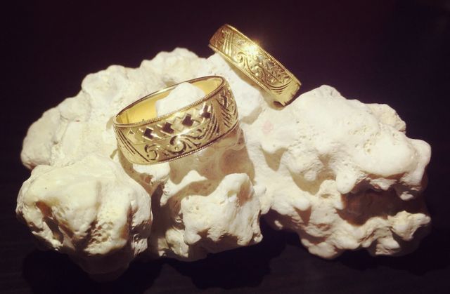 横と裏面 : 波・槍・山その他 いろんな意味が込めてある