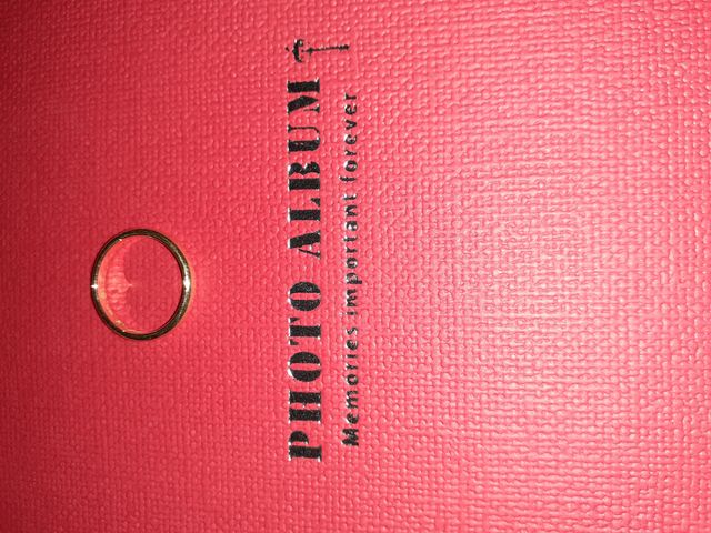 内側にイニシャル、結婚記念日、花の刻印がされています。