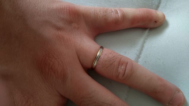 指輪着用時です、とても軽く使いやすい