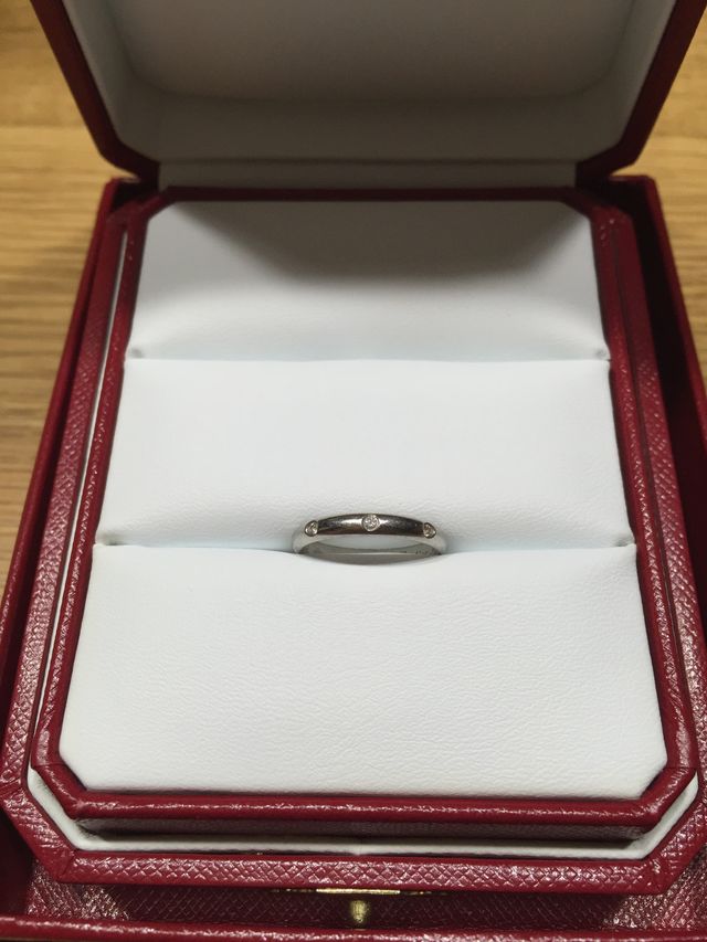 素材はプラチナで、3つのダイヤが入っています。