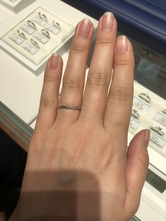 タイムレスラブという指輪です。細身で指が綺麗に見えます。