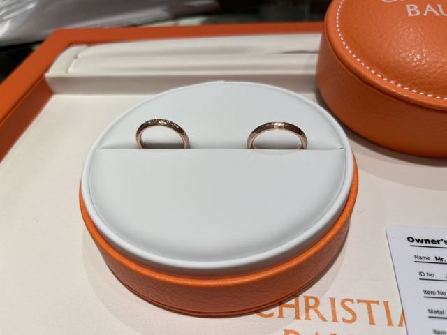 オーダーして完成した時の写真。カラーはレッドゴールドです。