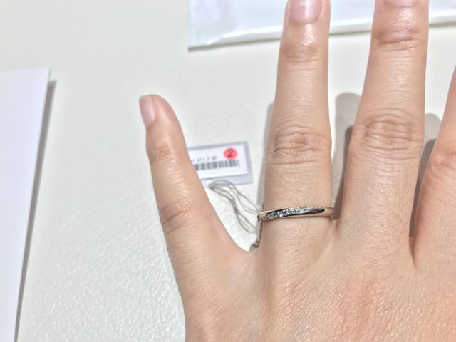 ストレートに斜めのダイヤモンド3石