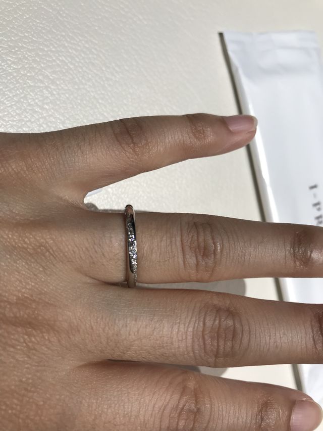 ストレートに斜めのダイヤモンドが入っています