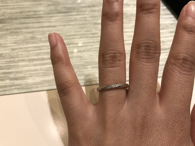 ストレートに斜めのダイヤモンドが入っているタイプ