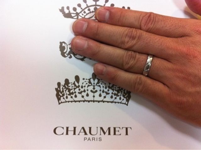 指にはめているの取った写真