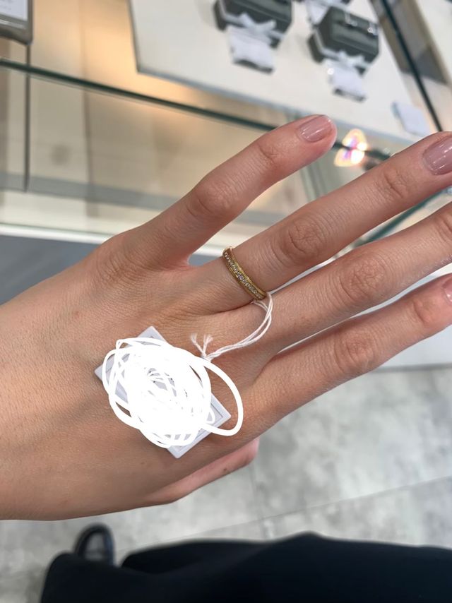 シンプルだけどライン状にダイヤが入っています。