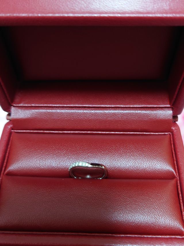 Ｖラインです♡
片方にダイヤモンドが入ってるデザインです。