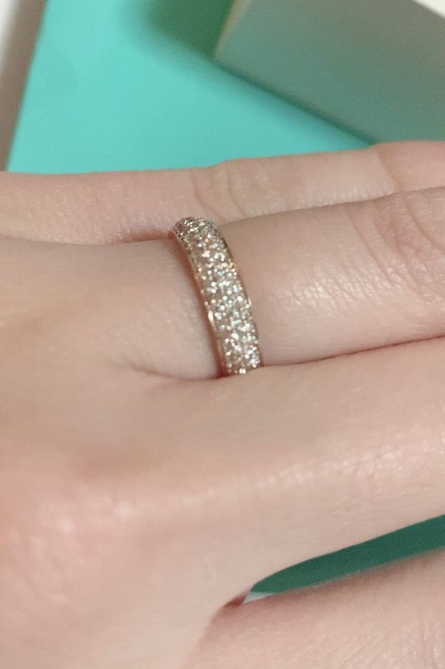 パヴェです。小さなダイヤモンドがたくさん並んでいます。