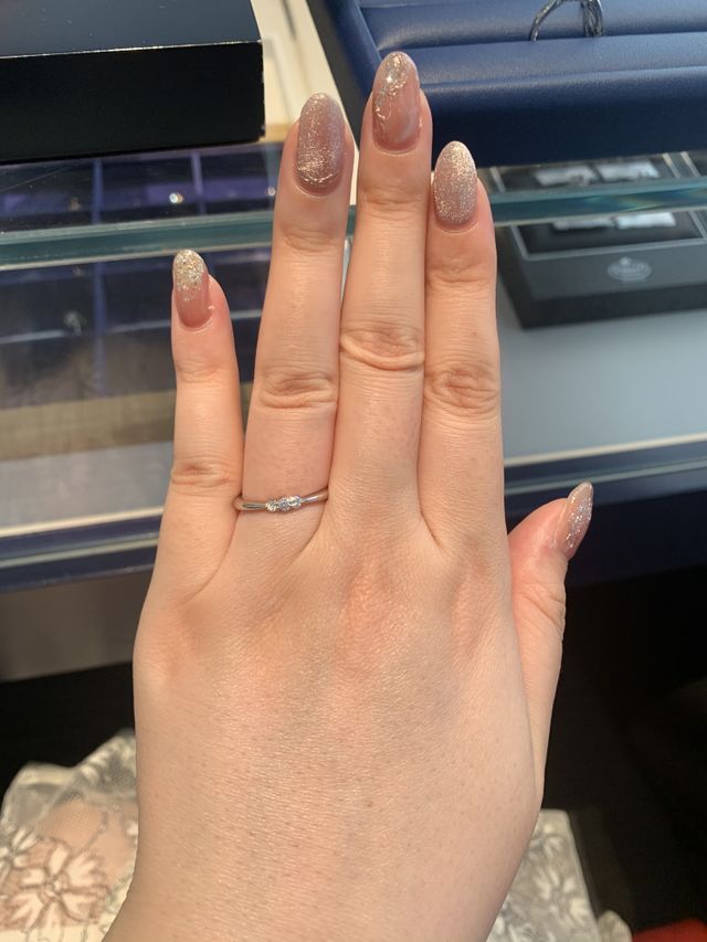 ダイヤが爪でとまっています