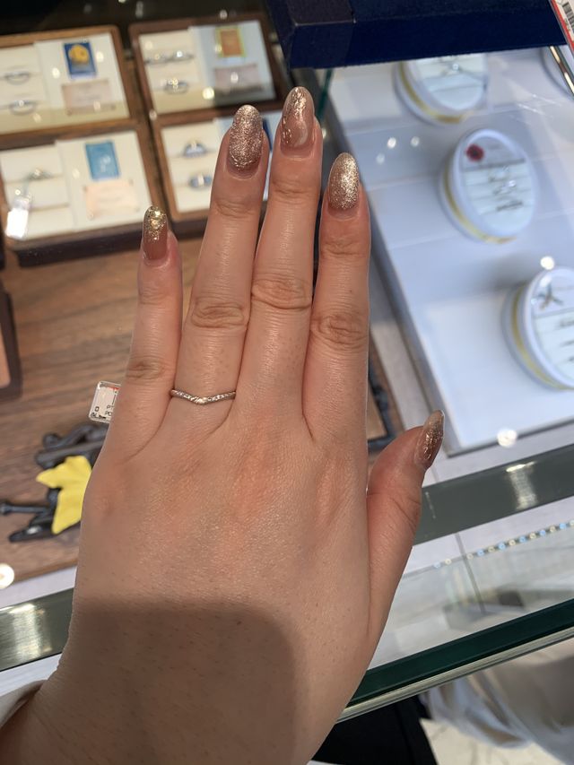 真ん中の3石は爪留めです。