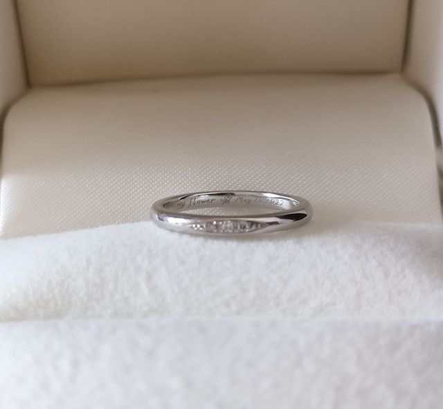オプションでリングの内側に文字と日付の刻印を追加しました。