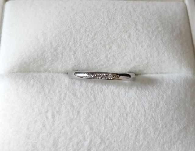 正面にダイヤを3つ並べて玉留めにしています