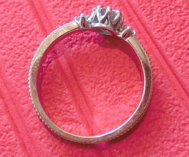 石の部分を横から見ると王冠になっています。