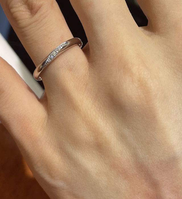 ストレートタイプだが、ダイヤが斜めに入ってオシャレ