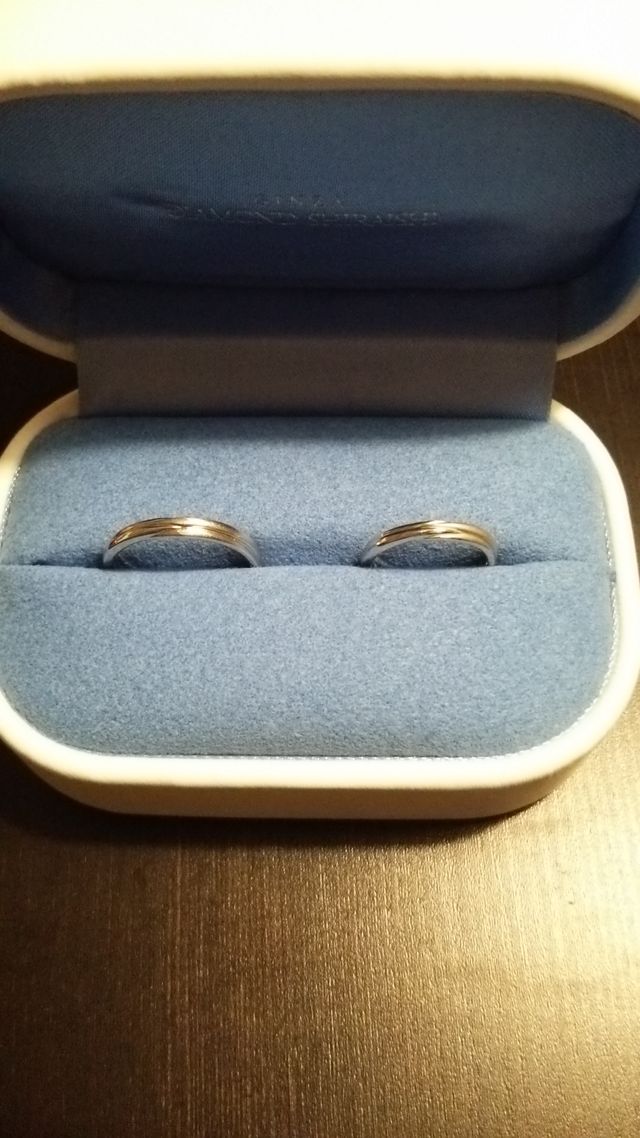 ダイヤモンドシライシのエバーアフターというペアリングです。