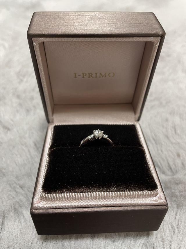 サイドにダイヤが２つづつ付いている婚約指輪