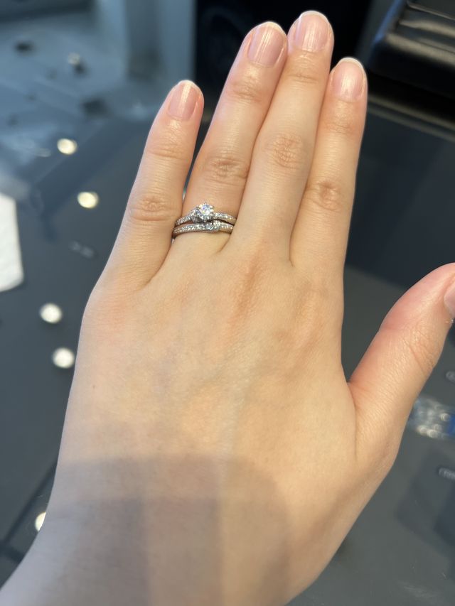 セットリングでエンゲージ、マリッジ一緒につけるとキラキラ増す