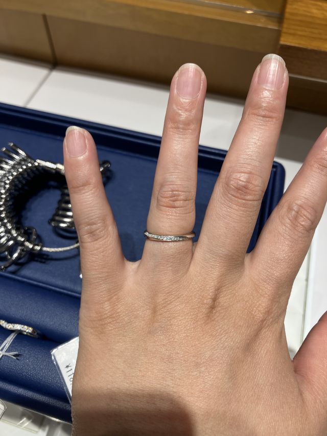 色んな店舗回ってみたが初めて来店し試着した指輪に決めました。