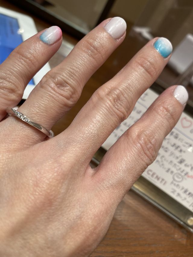 こちらはエテルナを試着した彼女の手。細めのリングです。