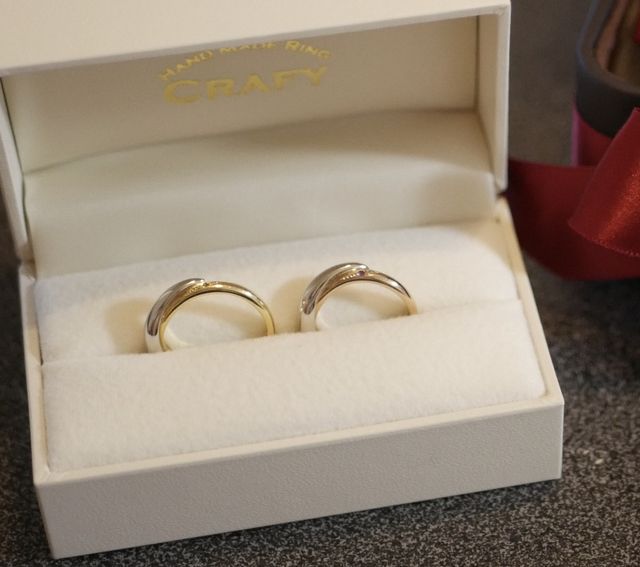 金とプラチナを交差させたデザイン。それぞれに誕生石。