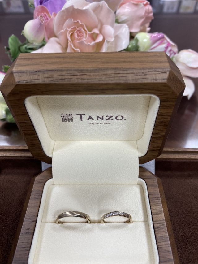 結婚指輪
エッジ加工で、
私はダイヤ9石
夫はヘアライン