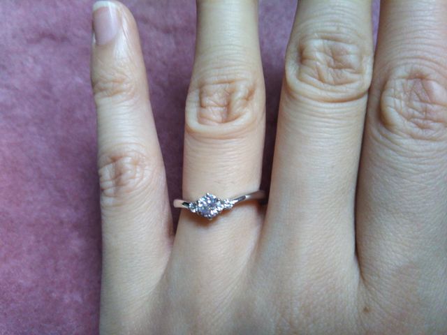 緩やかなvデザインで、左右にはメレダイヤが付いています。