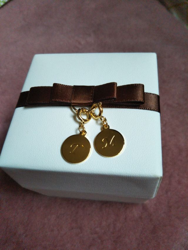 箱も可愛い！お互いのイニシャルが付いています。