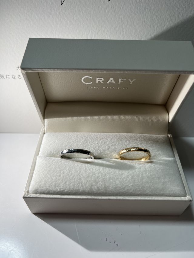 鎚めの鏡面仕上げでプラチナとイエローゴールドにしました