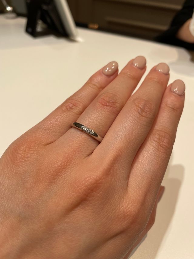 3石ずつ上と下についている合計9石の贅沢な指輪。