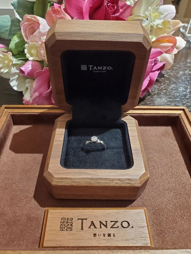 シンプルで素敵です。ダイヤの大きさは0.4カラットです。