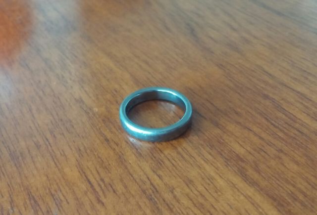 シンプルで黒っぽいです