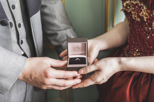 フォトウェディング時に婚約指輪を撮って頂きました。