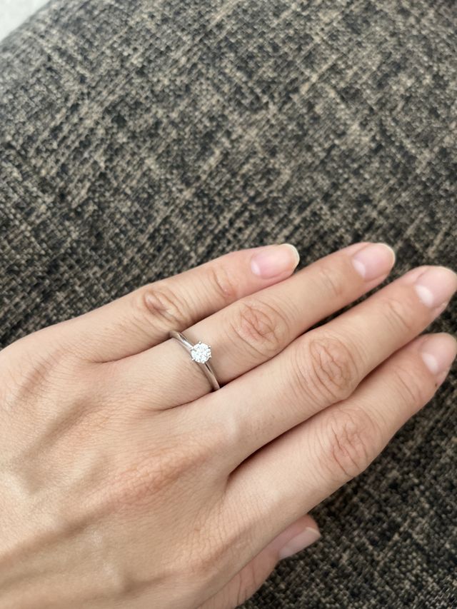 ダイヤモンドを爪で支えているようなデザインです。