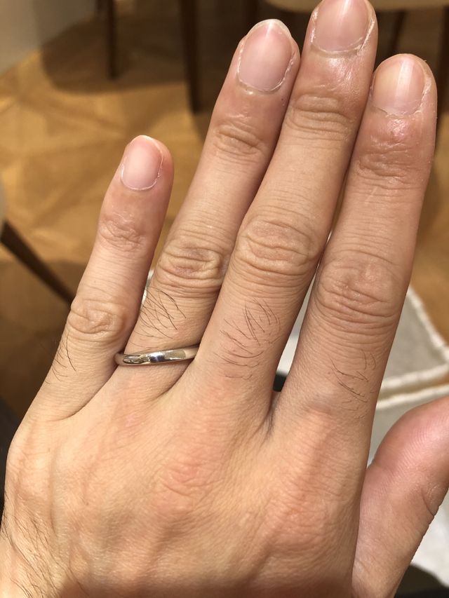 購入した指輪を試着した写真です。