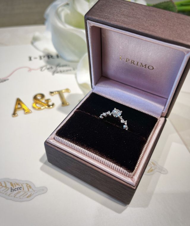 婚約指輪を受け取った時の写真です。