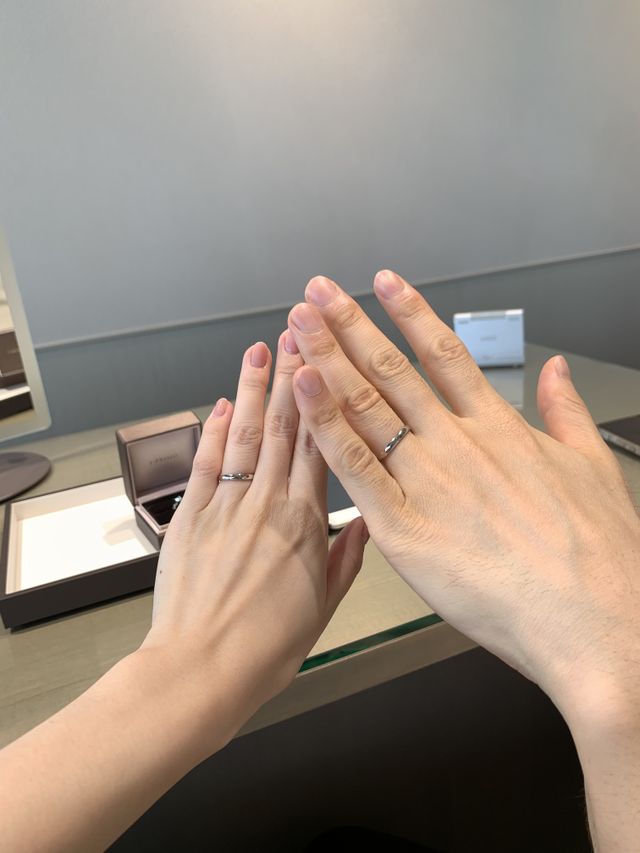 受取時に結婚指輪をつけた写真です。