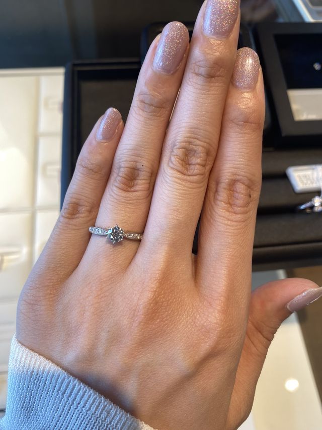 購入した婚約指輪の見本着用時の写真です。