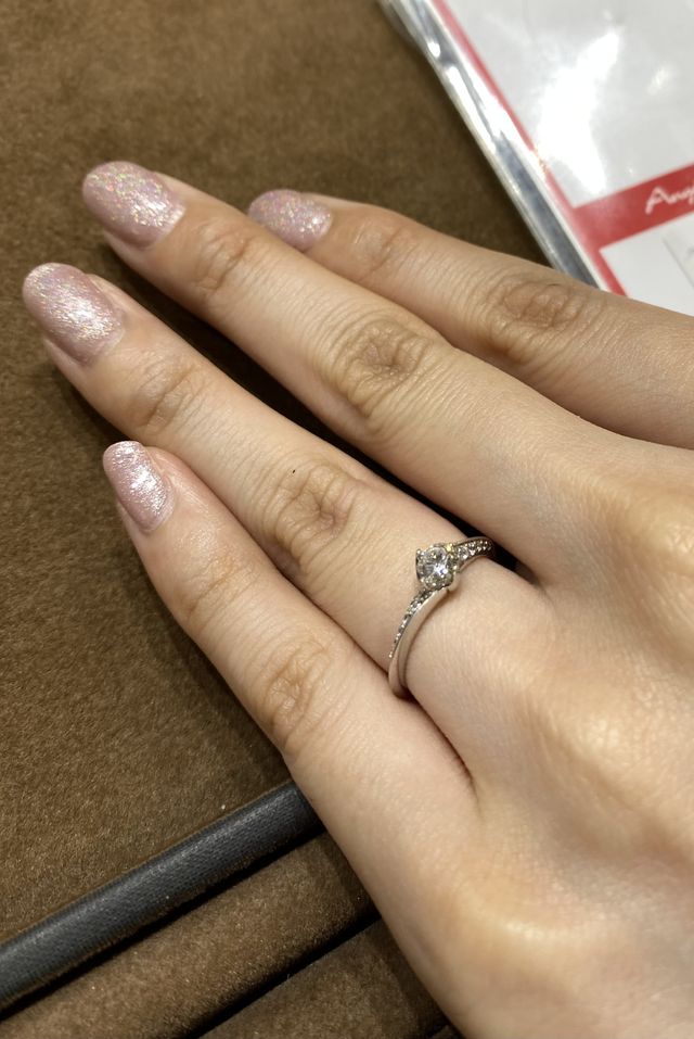 その場で気に入ったデザインとダイヤを試着させて頂きました。