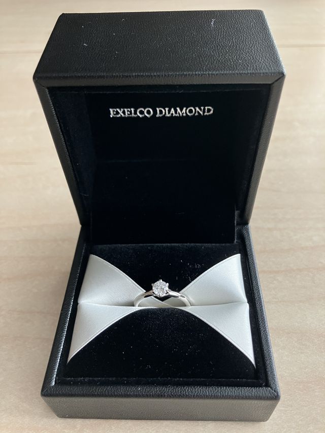 とてもキラキラしており、反射光によって様々な色が出ます。