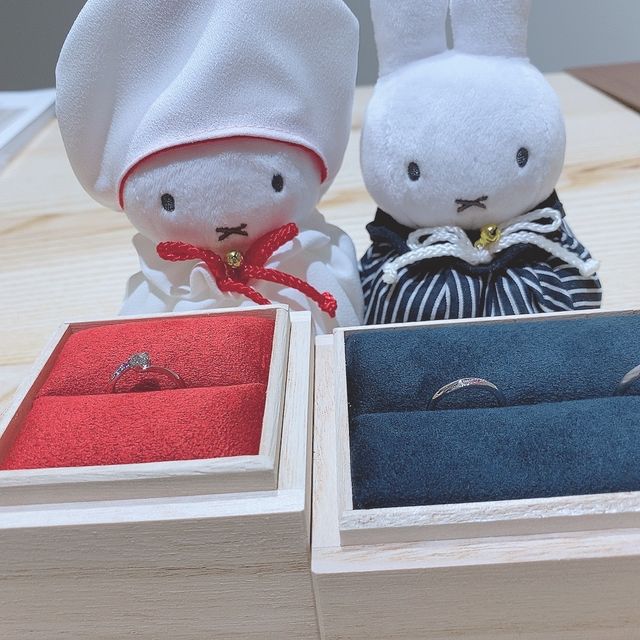 婚約指輪は赤の桐箱、結婚指輪はネイビーの桐箱