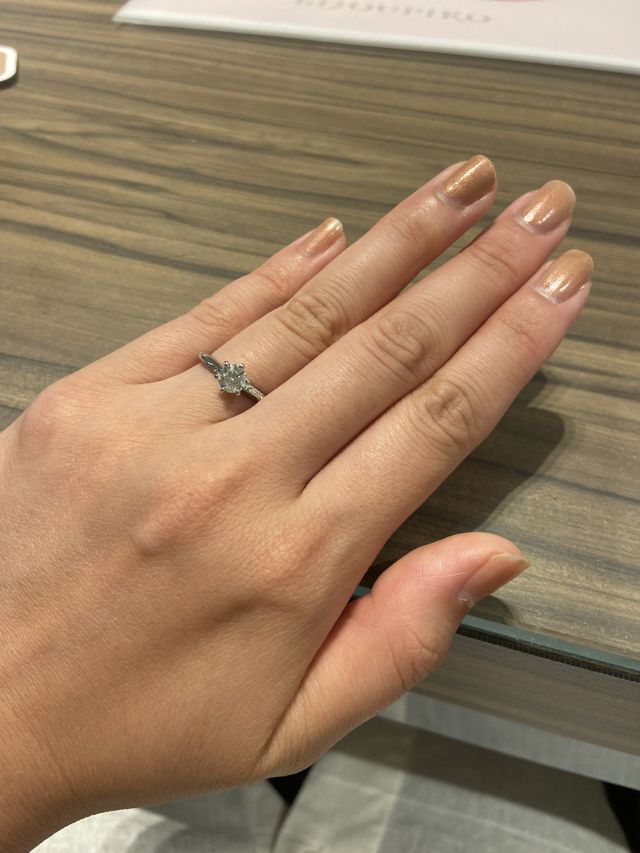 真ん中のダイヤの周りのななめの小さなダイヤが可愛いです！