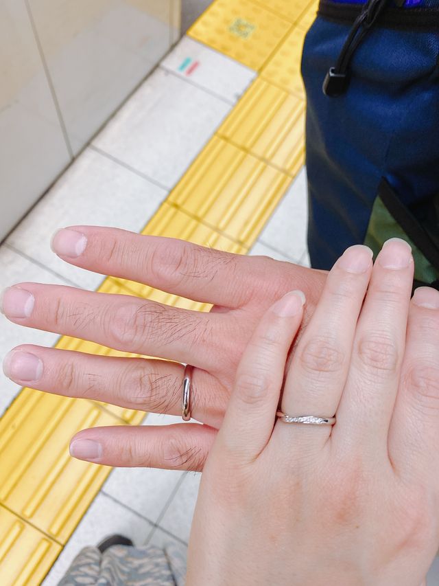 受け取ったばかりの時の指輪。ピカピカに磨いてくれました。