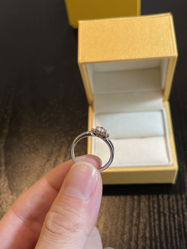 台座の柄はレース柄で着装者側に2人のイニシャルを入れました。