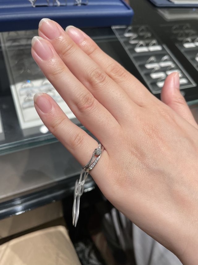 結婚指輪と重ね付けしてる状態