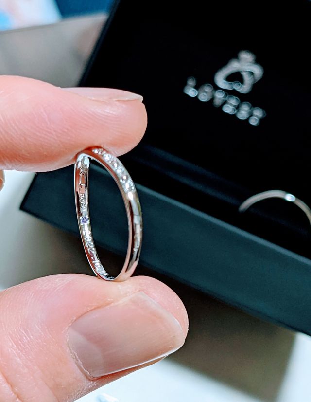 内側に相手の誕生日&入籍日&イニシャルを入れました。