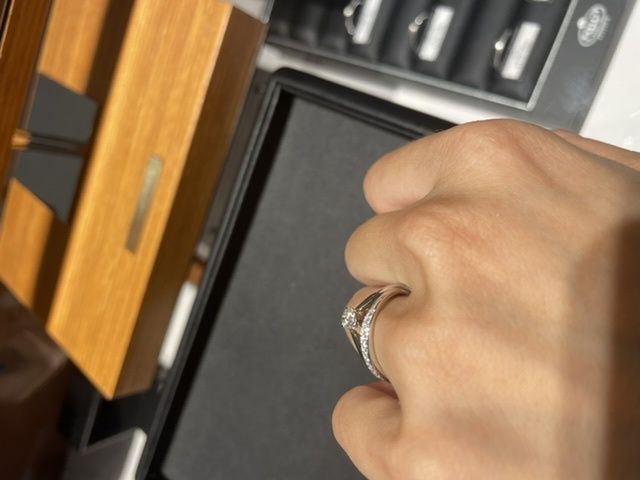 婚約指輪と重ね付けしています