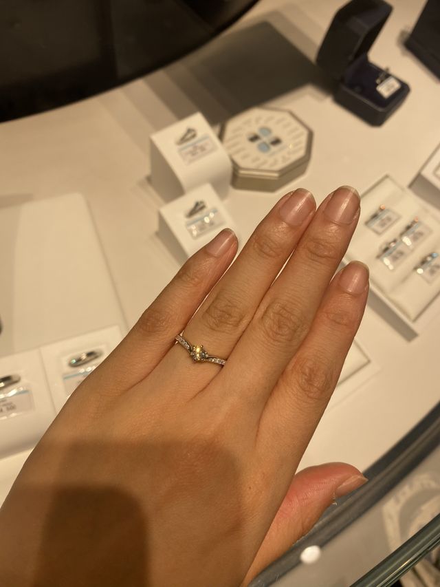 リングの形がvになっているので、指が綺麗に見えます
