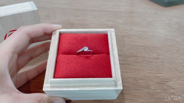 婚約指輪を購入しました。
めちゃくちゃ可愛いです。