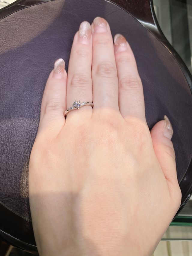 V字よりゆるやかで指に合うU字のデザイン